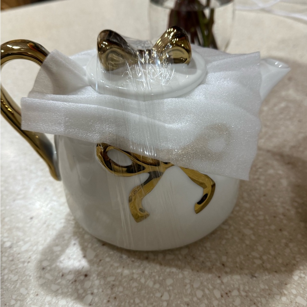 Elegant White and Gold Teapot with Bow Design
